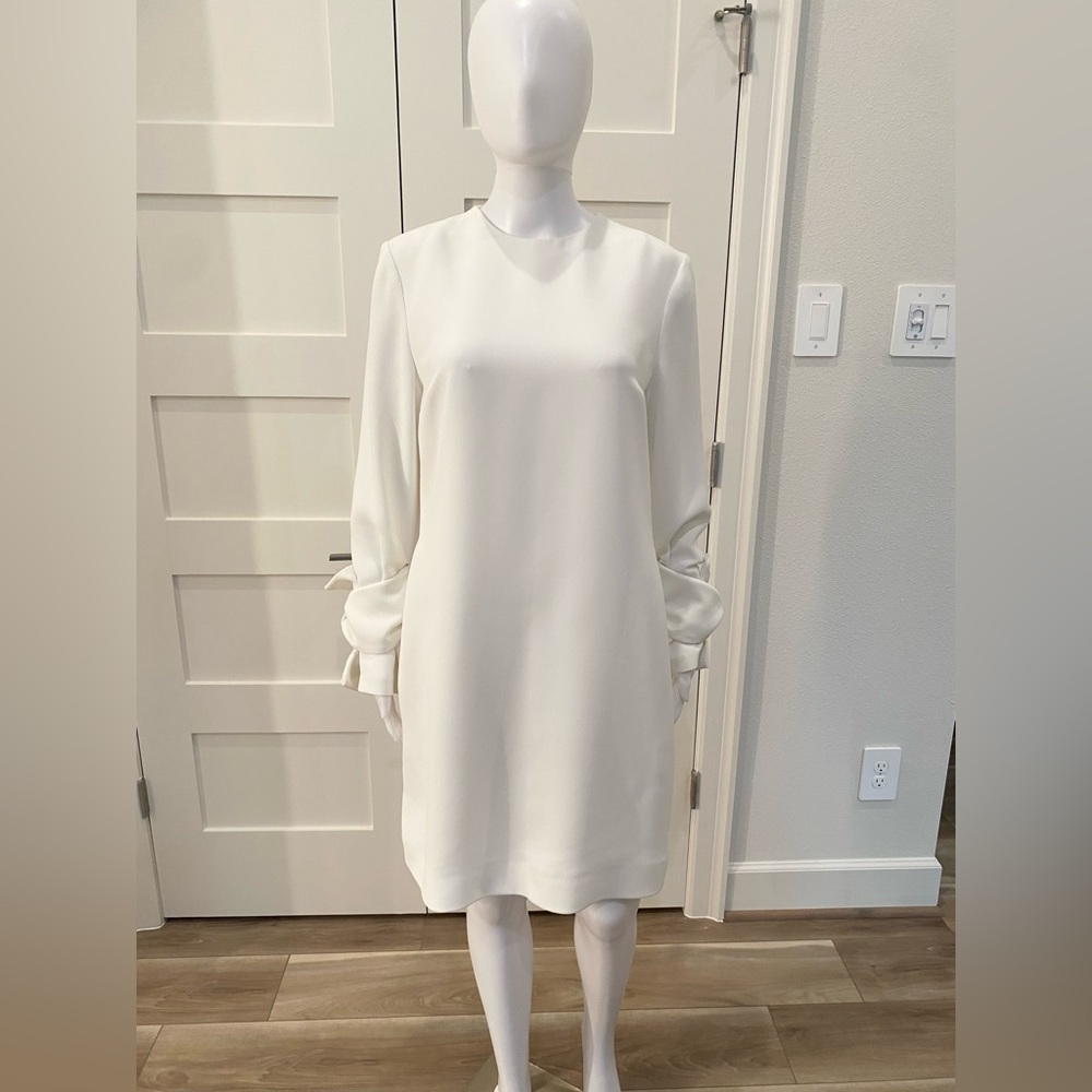Off white Knee length Dress
Victoria Beckham
Size 10